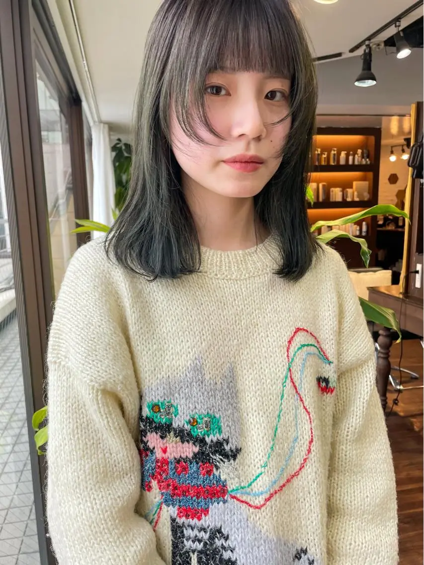 セミロング オカモト ミユウのヘアスタイル