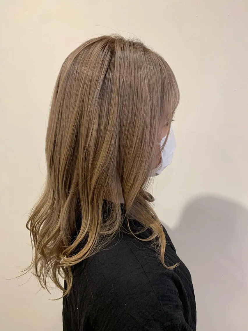 セミロング カラー ベージュカラー ブリーチ ピンクカラー 多田 彩香のヘアスタイル