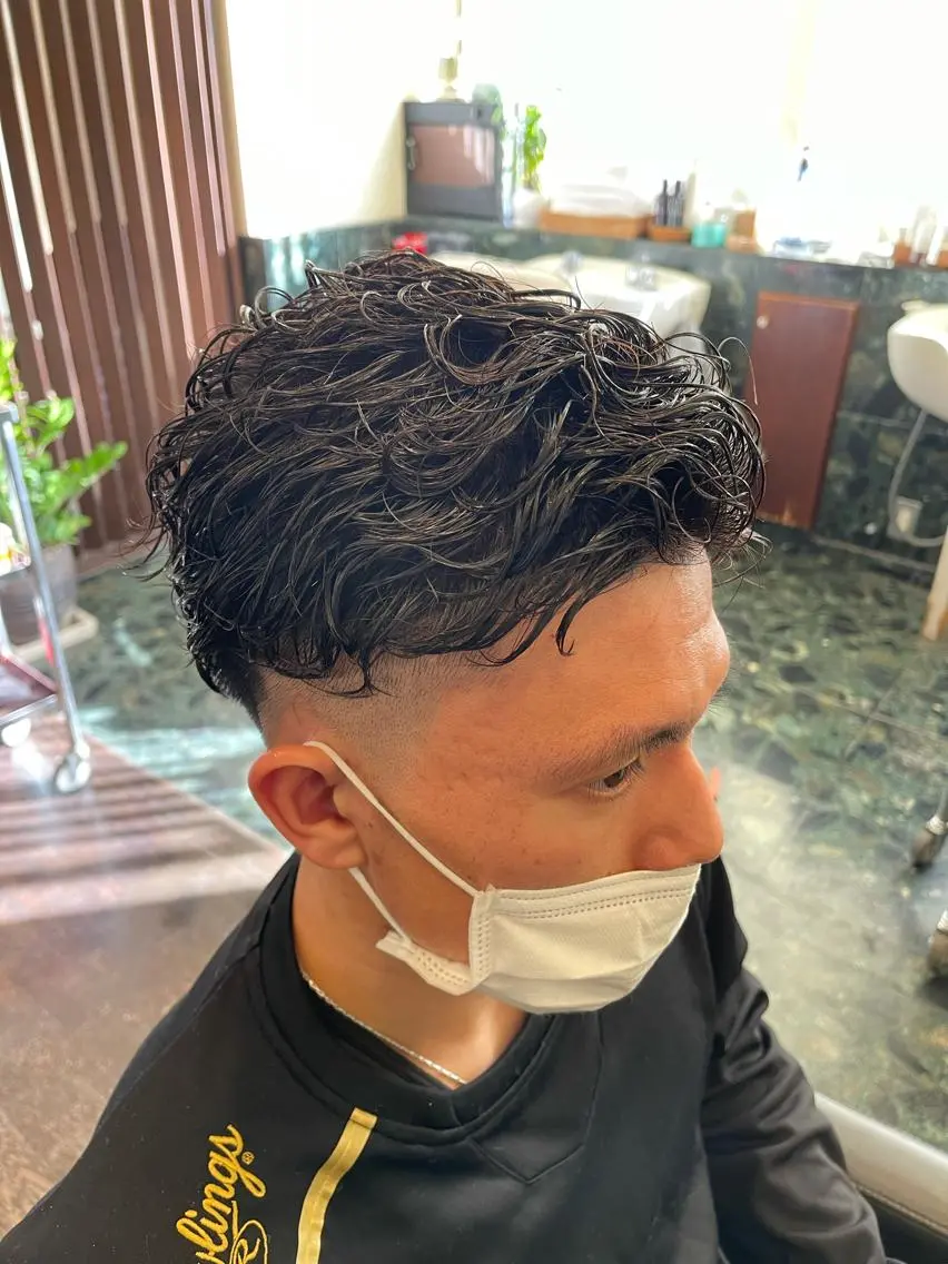 ショート パーマ メンズ フェードカット メンズパーマ スキンフェード 堀江/レイヤーカット /髪質改善のヘアスタイル