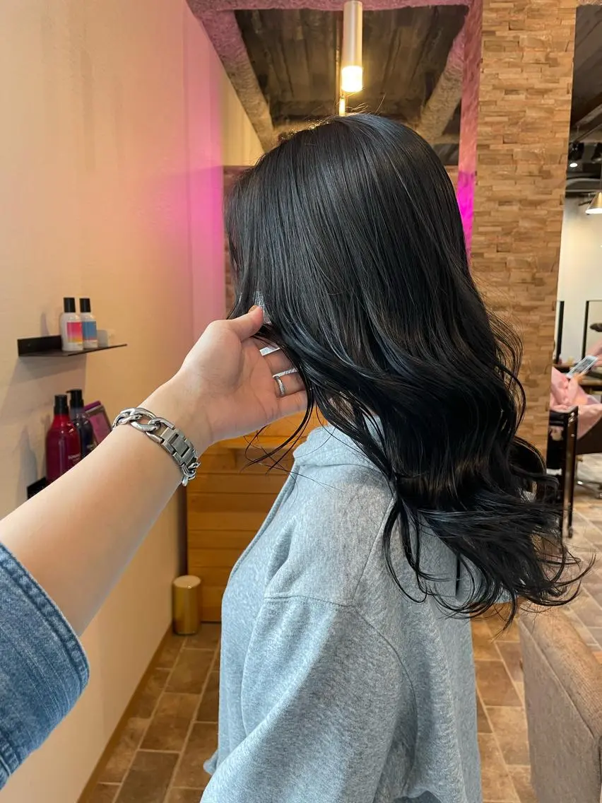 ロング カラー アッシュ ダークグレー ヘアカラー YUI/ ブリーチカラー🌷のヘアスタイル