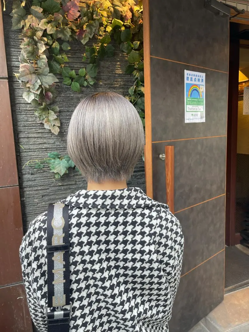 ショート カラー バレイヤージュ ベージュカラー ブリーチ ダブルカラー グラデーションカラー 白髪ぼかしハイライト バレイヤージュヤマトのヘアスタイル