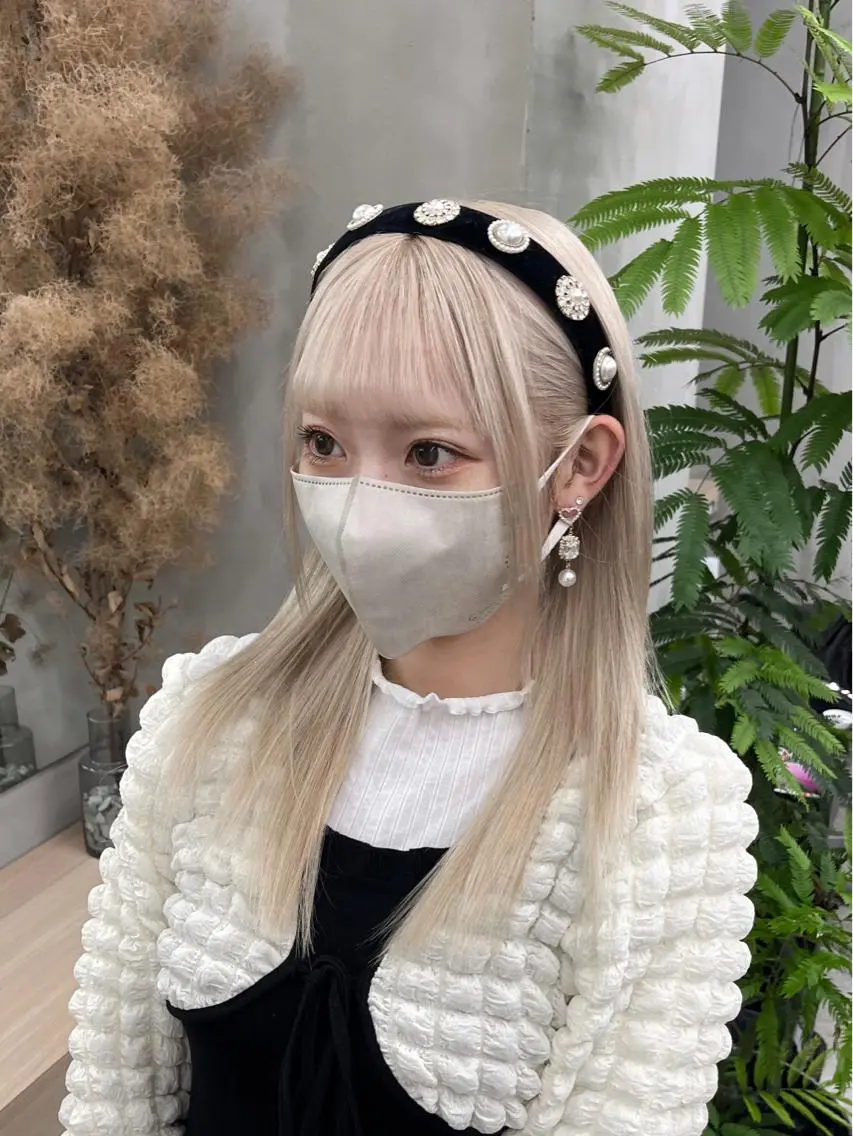 セミロング カラー イツク ⚡️ ルーツ/ハイトーンのヘアスタイル
