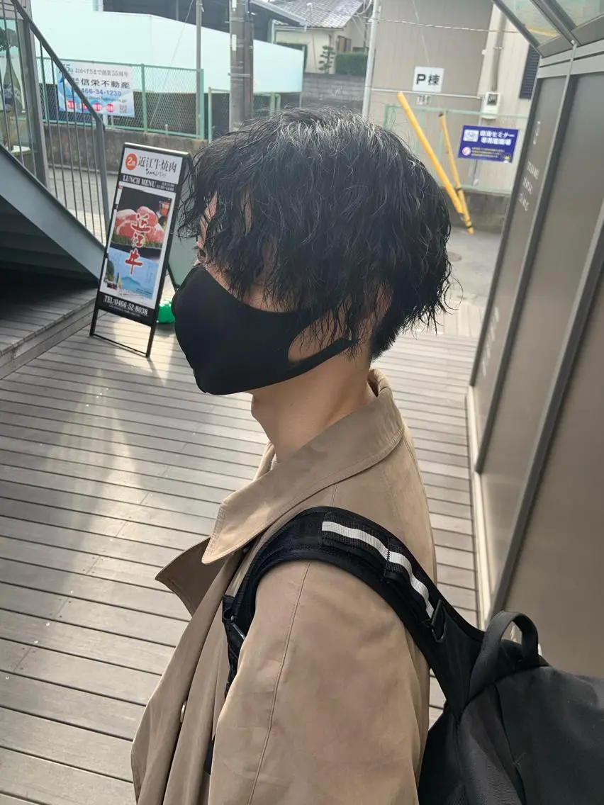 ショート カラー パーマ ヘアアレンジ メンズ メンズパーマ メンズツイストパーマ 黒髪 ブルーカラー ブルーブラック カット トリートメント ハイトーンカラー🤍 山下 優華のヘアスタイル