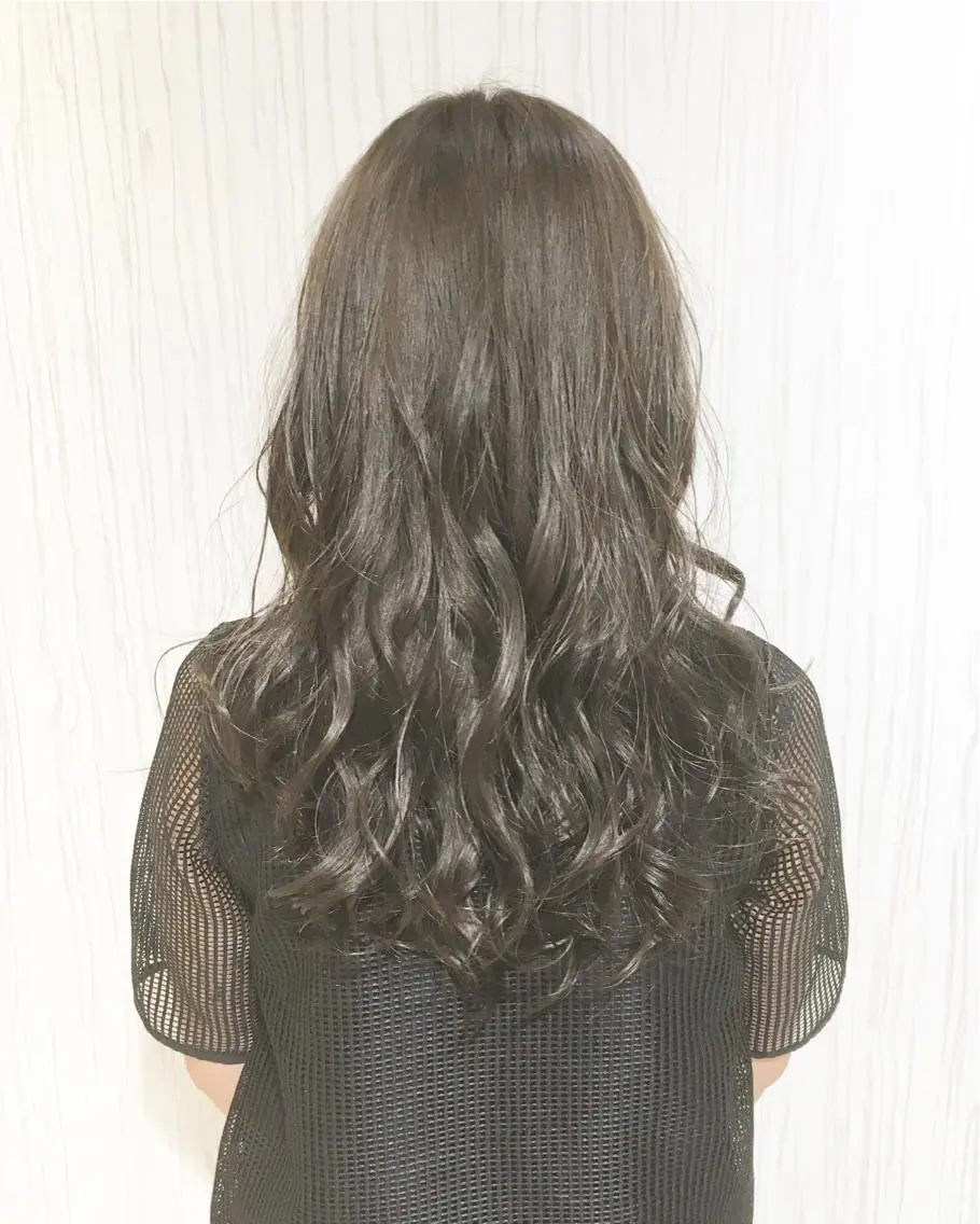 ミディアム セミロング ロング カラー パーマ ヘアアレンジ グレージュ カーキグレージュ ✨艶髪✨透明感✨ 山内大樹のヘアスタイル