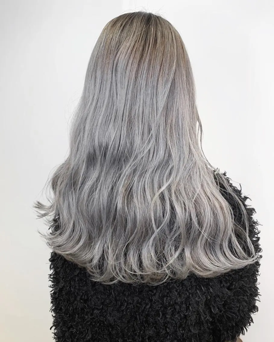 セミロング カラー パーマ ヘアアレンジ シールエクステ アッシュ バレイヤージュ ベージュカラー ブリーチ ハイトーン カラーのヘアスタイル