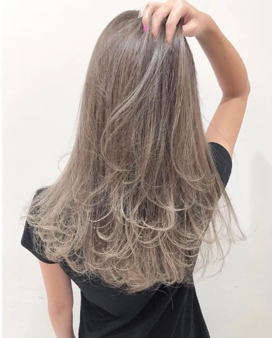 ロング カラー ヘアアレンジ アッシュ ベージュカラー 黒髪 ブルーカラー ブルーグレー vizz by el yts 北谷ブリーチのヘアスタイル