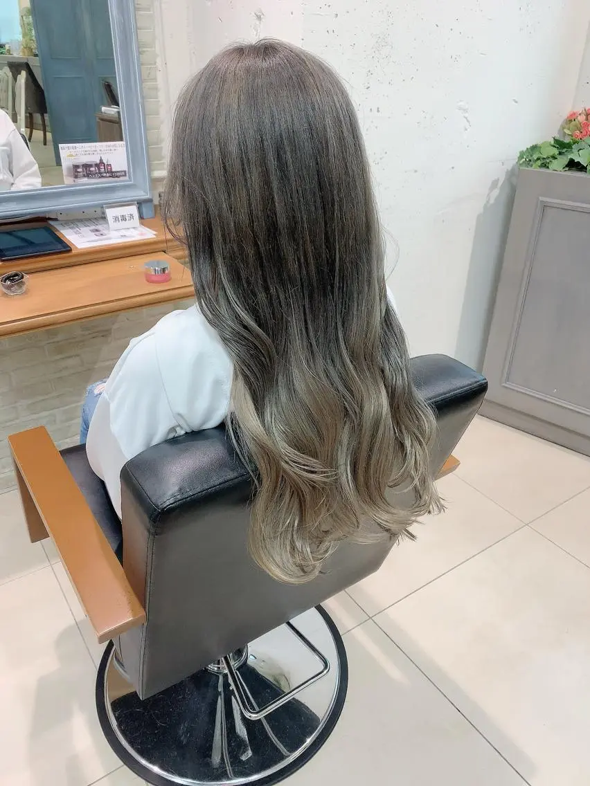 ロング カラー 透明感ハイトーン🦄 キラ🌈のヘアスタイル
