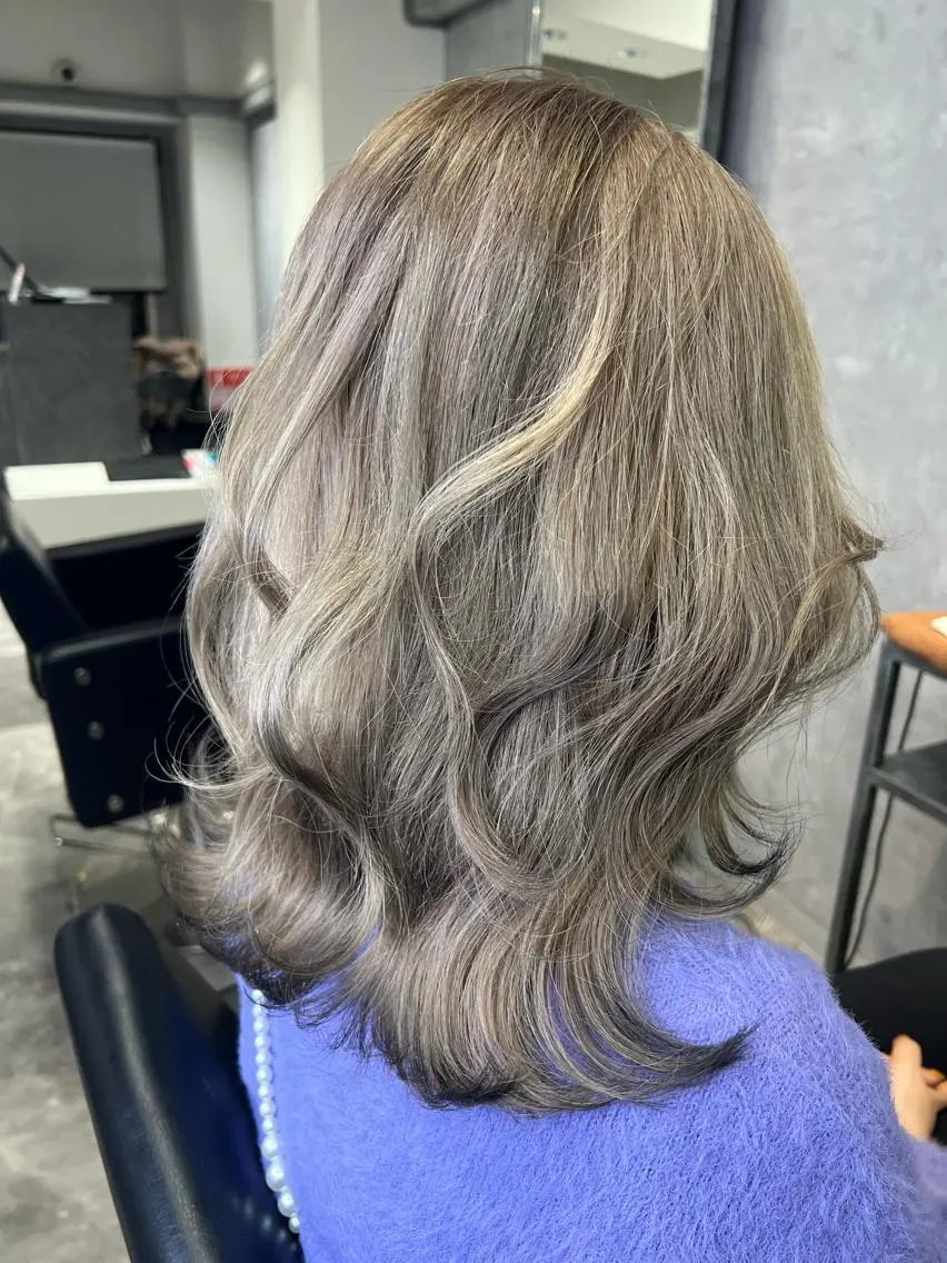 セミロング カラー ヘアアレンジ ベージュカラー ブリーチ ダブルカラー ミルクティーベージュ ヨシンモリ hiiko顔まわり カットのヘアスタイル