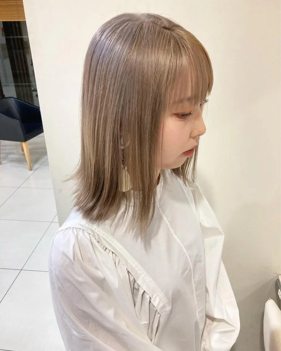 カラー ベージュカラー ブリーチ ホワイトベージュ 小濵 美月のヘアスタイル