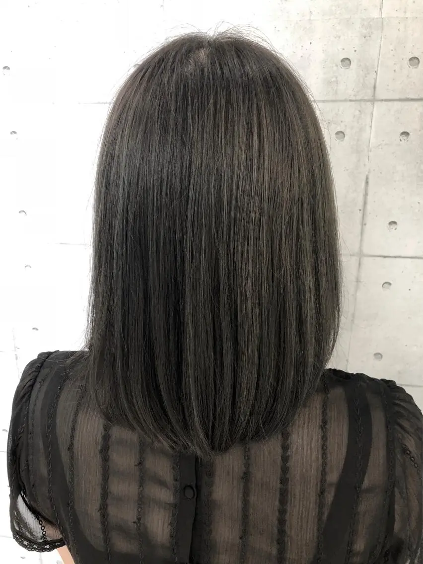 セミロング カラー アッシュ ハイライトカラー オリーブアッシュ ハイライト カット ヘアカラー 金沢 広美のヘアスタイル