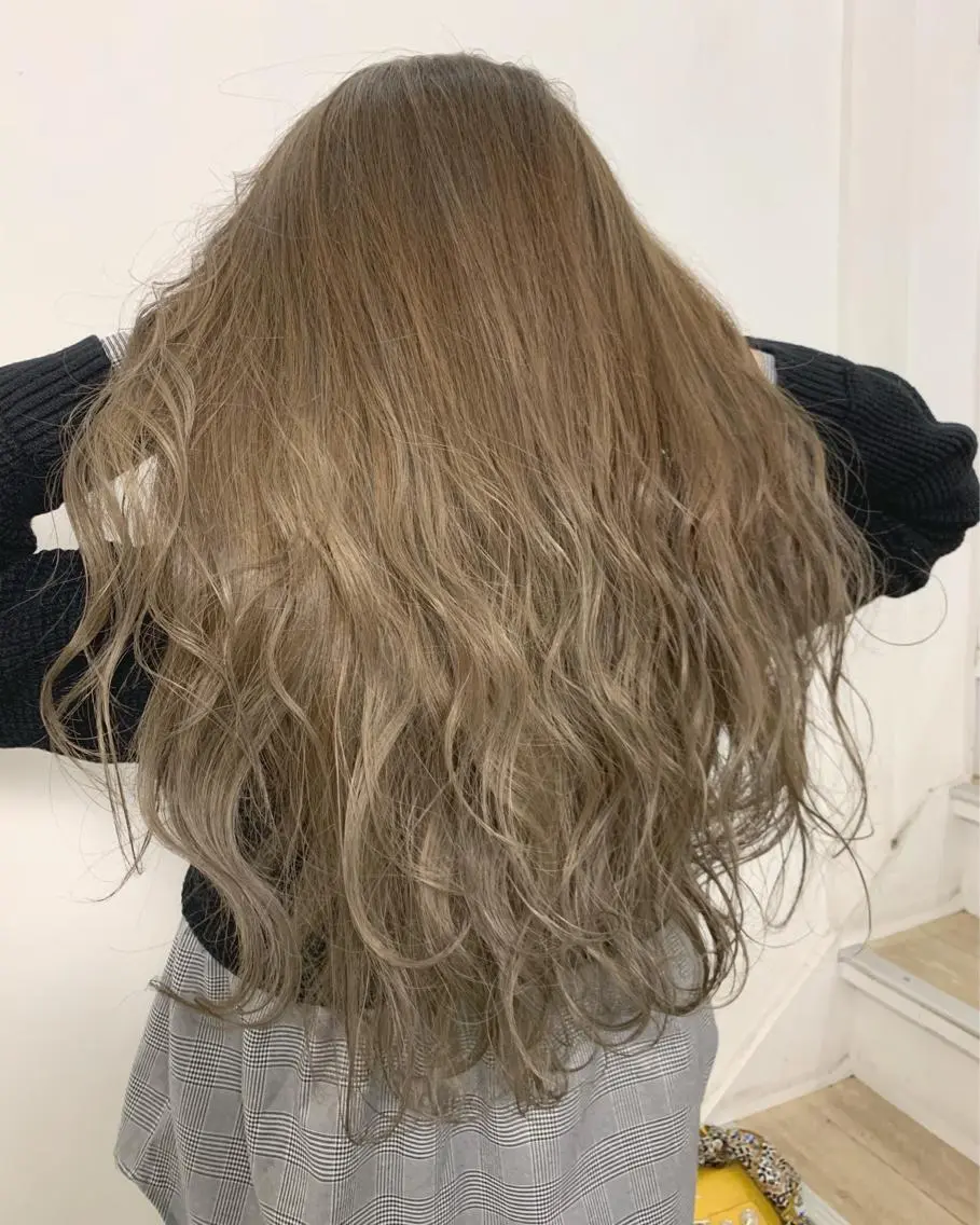 ミディアム カラー レイヤーカット 西村あきやのヘアスタイル