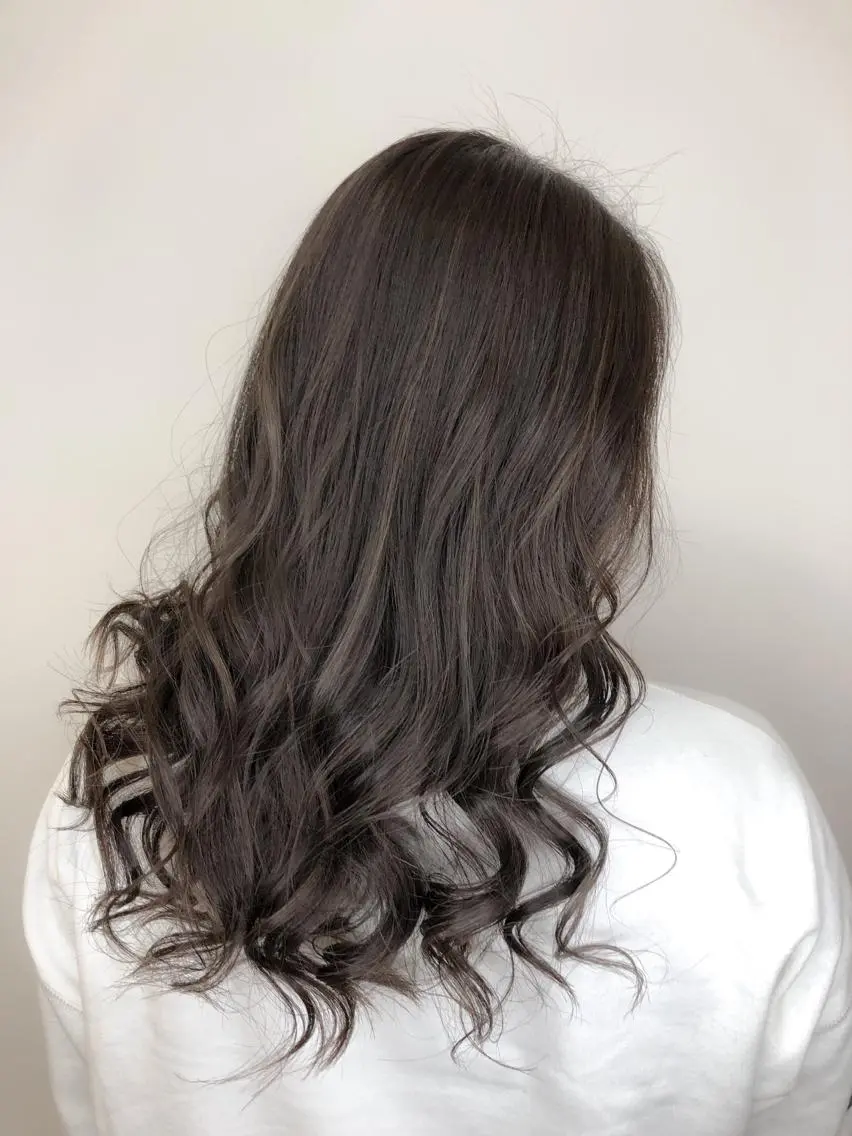 セミロング カラー グレージュ ハイライトカラー ハイライト 【透明感、艶髪】西村 有司のヘアスタイル