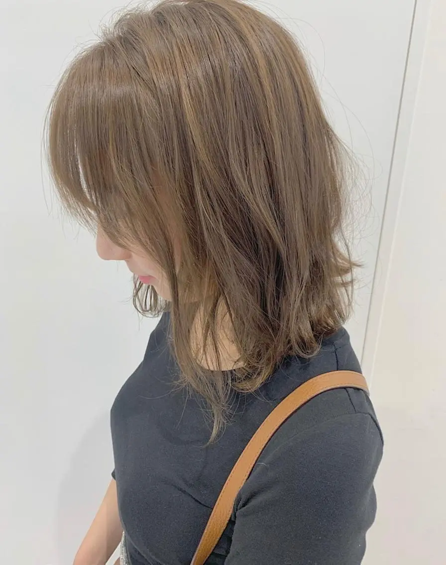 ミディアム カラー ベージュカラー ブリーチ ミルクティーベージュ ブリーチなしカラー カット ヘアカラー 透明感♡︎♡︎ 佐々木早苗のヘアスタイル