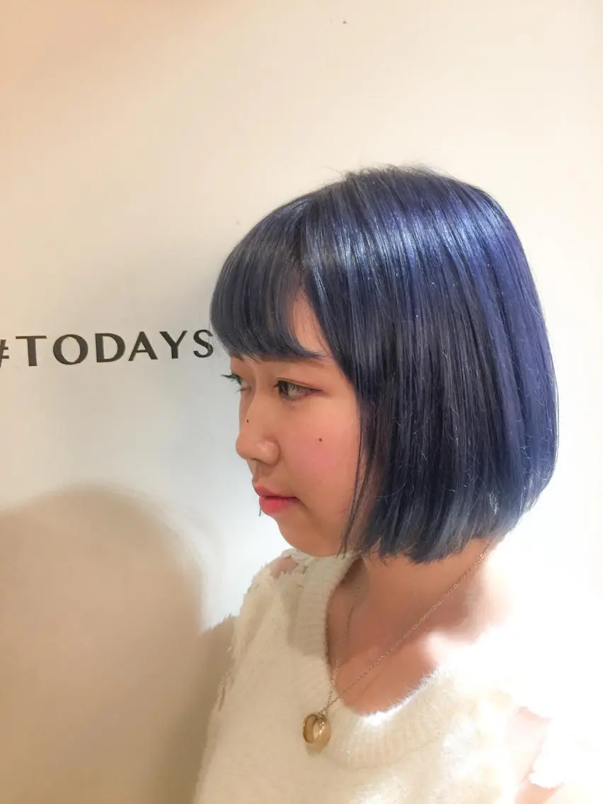 ミディアム カラー アディクシーカラー アッシュ ブリーチ ブルーカラー 透明感カラー ヘアカラー ホワイト&レイヤーカ ットエクステ長畠俊輔のヘアスタイル