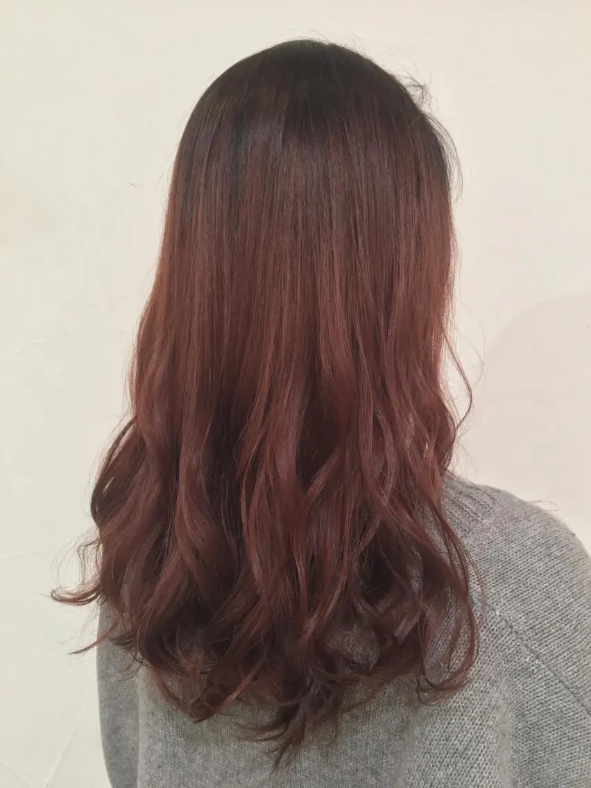 セミロング カラー カシス ヘアカラー 乳井 悠香のヘアスタイル
