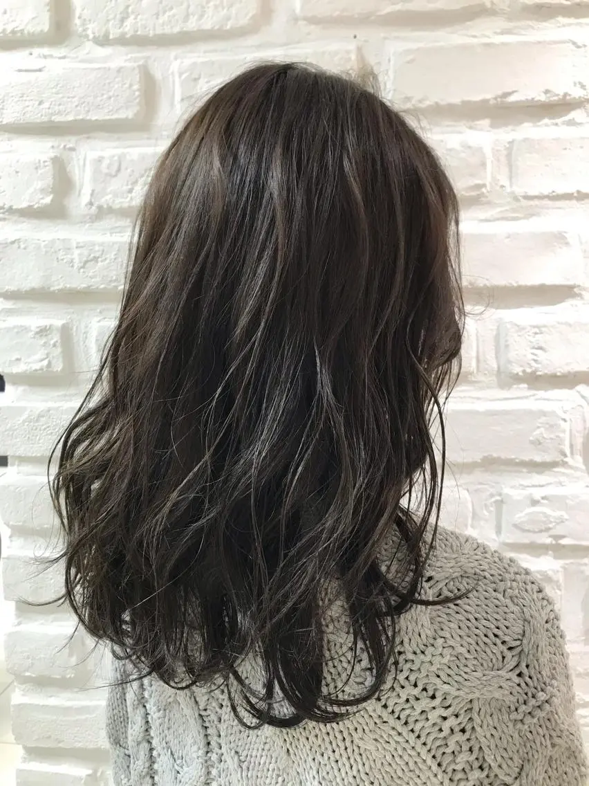 セミロング カラー アッシュ ハイライトカラー イルミナカラー シルバー シルバーアッシュ ヘアセット 【暖色カラー特化】 中山由梨のヘアスタイル