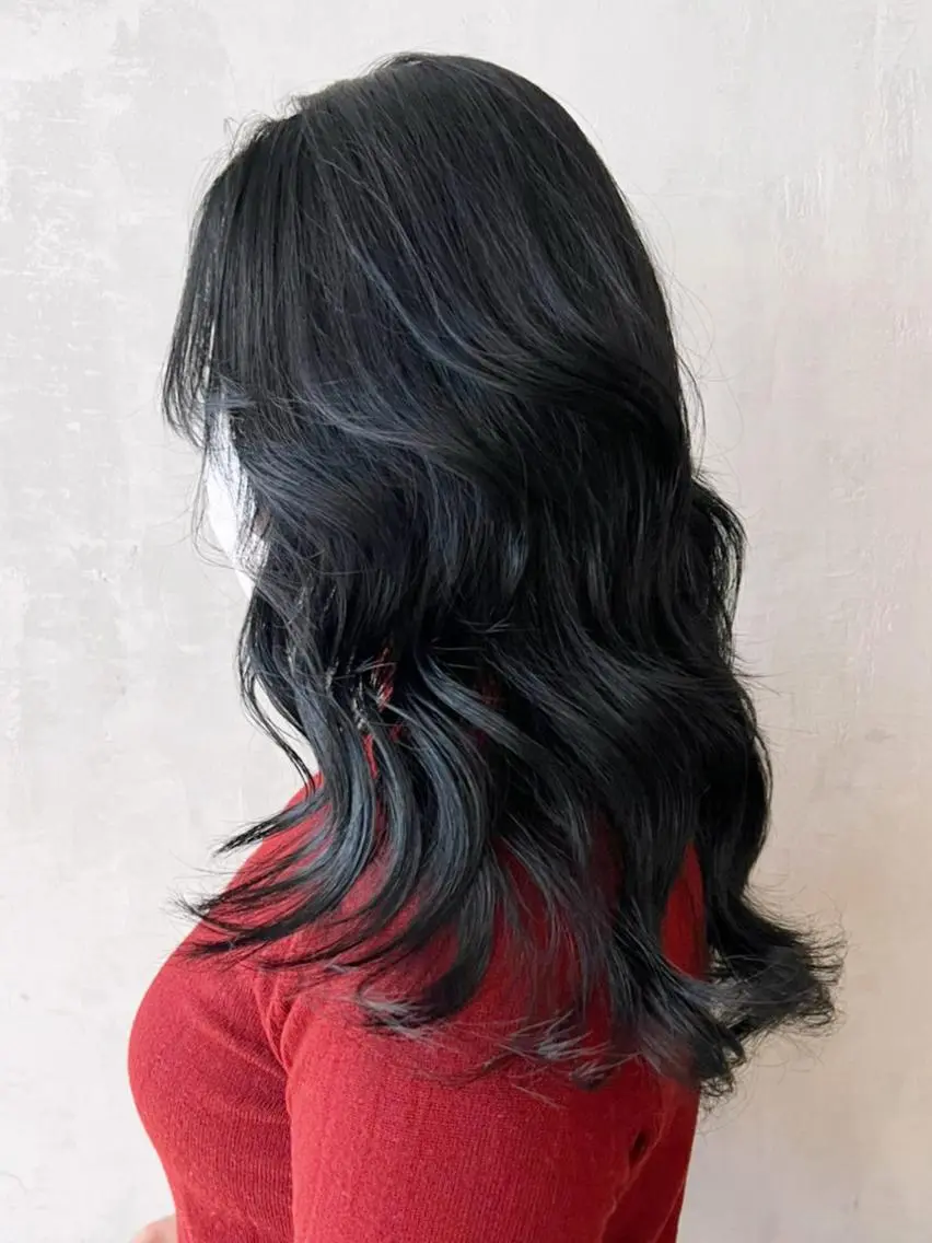 ミディアム カラー パーマ ヘアアレンジ 黒髪 ブルーカラー ブルーブラック レイヤーカット ITbyALBUM 中野店のヘアスタイル