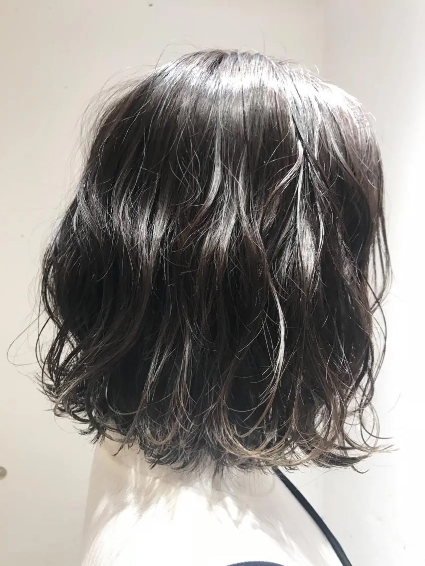 ミディアム カラー パーマ ブリーチ ブルーカラー ブルージュ グレージュ ブリーチなしカラー カット パーマ トリートメント ご新規様限定 透明感カラーKANAのヘアスタイル