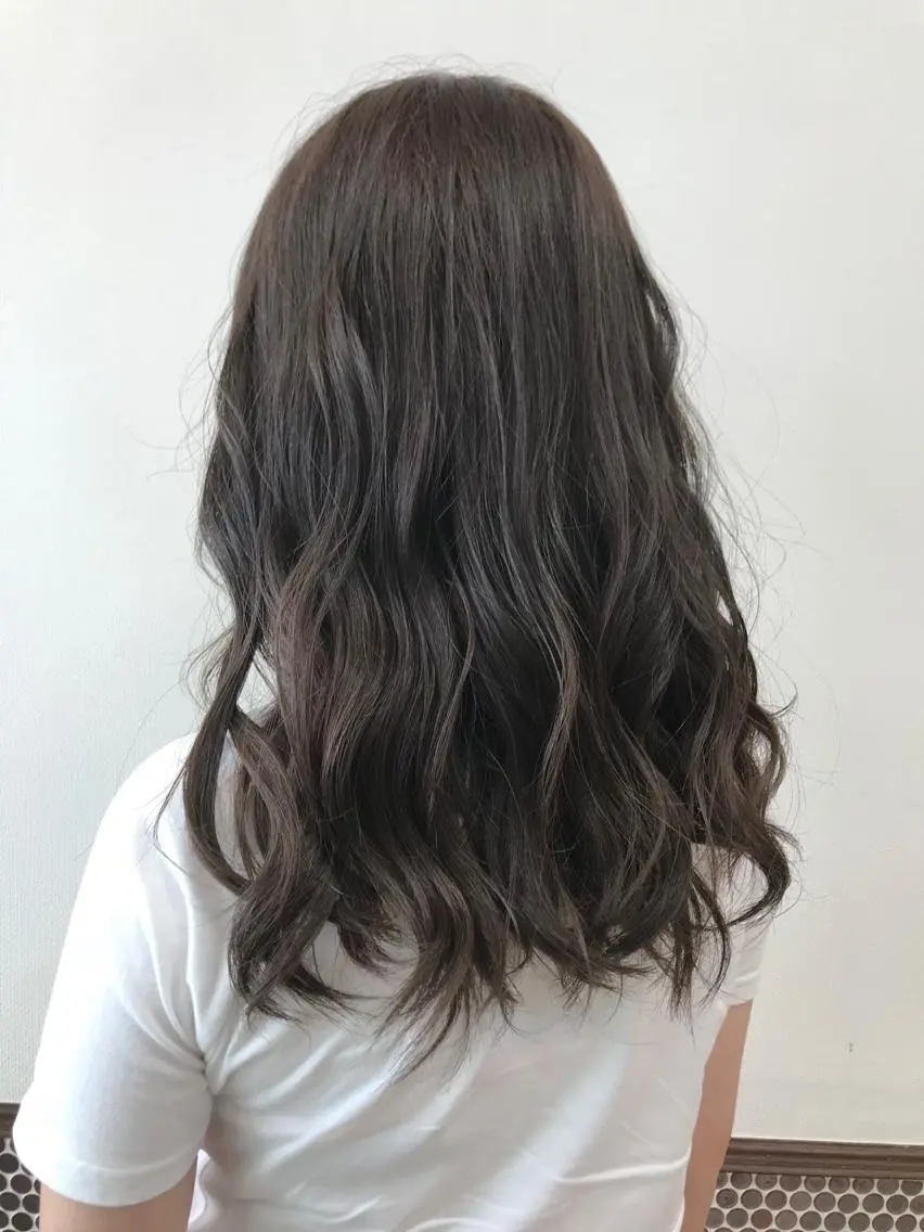 ロング カラー アッシュ アッシュグレー 似合わせ/透明感カラ ー/QUATRO谷口のヘアスタイル