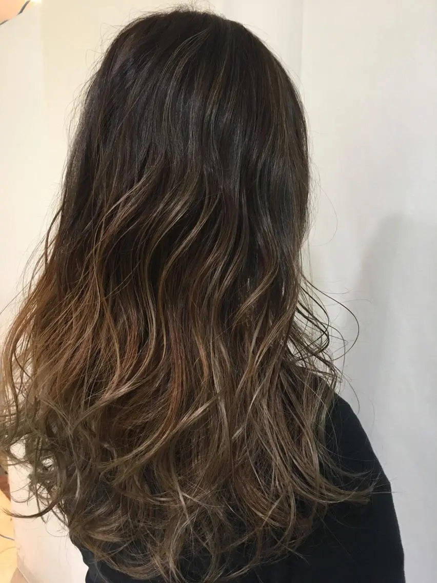 ロング カラー パーマ ヘアアレンジ マツエク・マツパ グラデーションカラー メッシュ きむえり/髪質改善 /うねり広がり改善のヘアスタイル