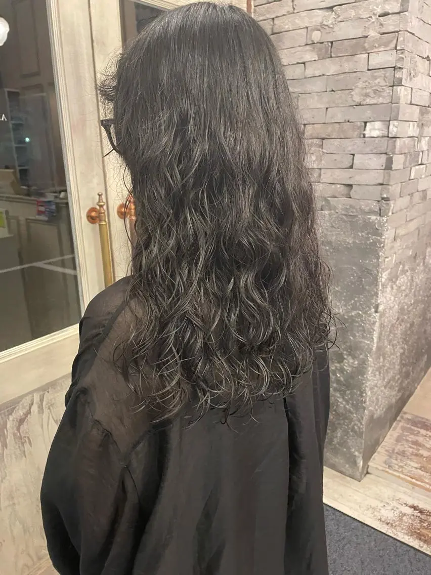 ロング パーマ ロング 山岸 朱里のヘアスタイル