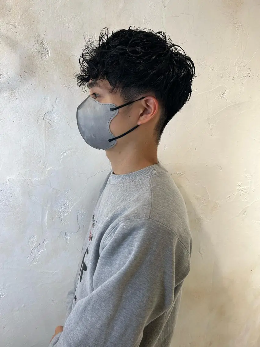 メンズ スペインカール カット パーマ マネージャー 山城洸希のヘアスタイル