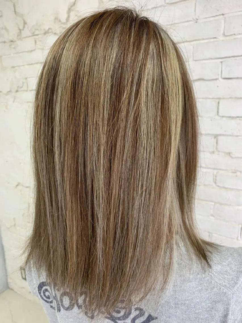 ミディアム カラー アッシュ ハイライトカラー ミルクティーアッシュ ハイライト ヘアカラー トリートメント LUXBE LUCEのヘアスタイル