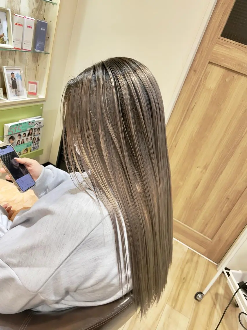 ロング カラー バレイヤージュ ブリーチ ケアブリーチ グレージュ ハイライトカラー 🌈派手髪ハイトーン 🌈鈴木亮太🌈のヘアスタイル