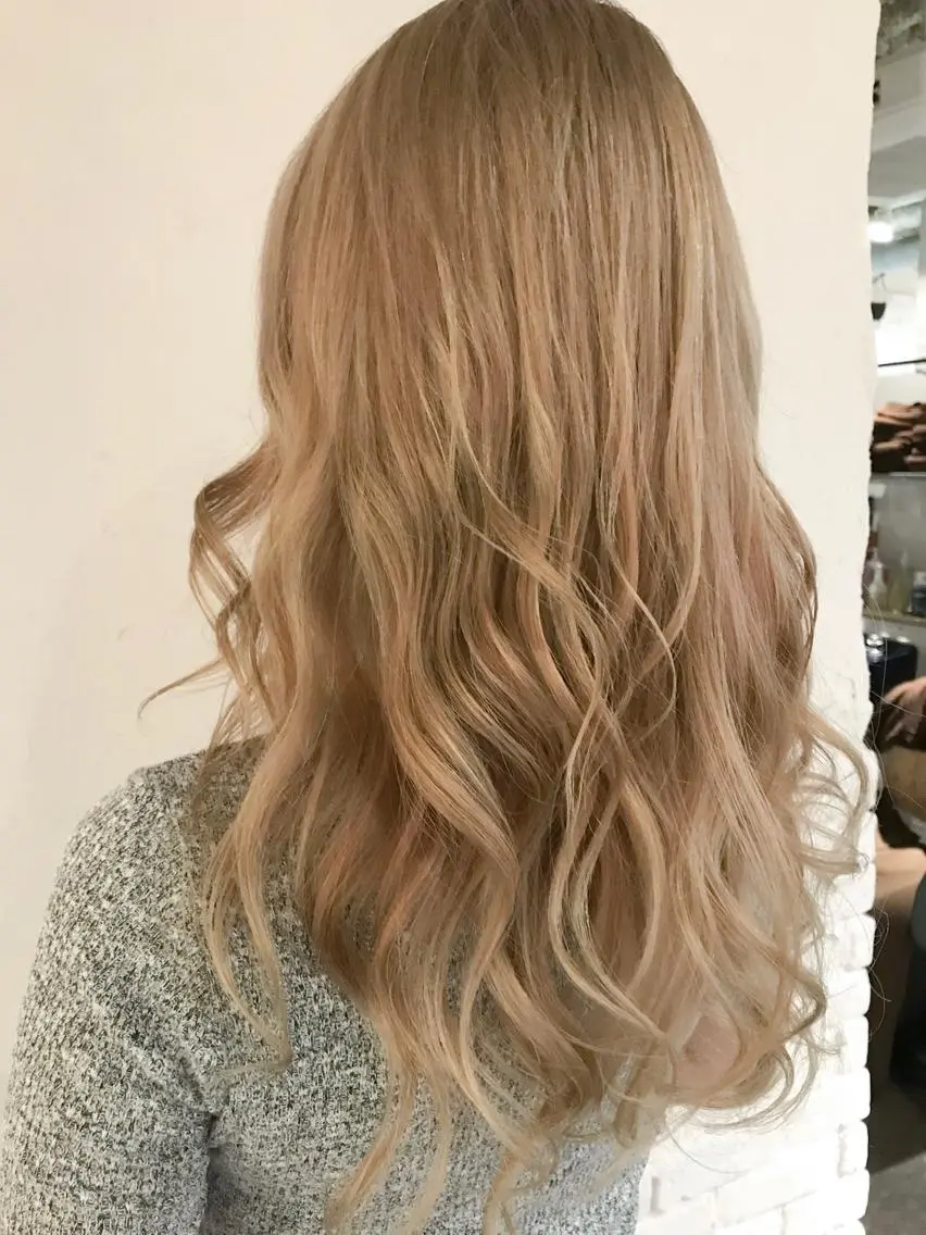 ロング カラー ベージュカラー ブリーチ ダブルカラー ミルクティーベージュ 伊藤 優希のヘアスタイル