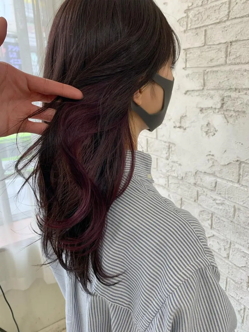 セミロング カラー カシス インナーカラー パープルカラー ブリーチ特化 ハイトーンRYOYAのヘアスタイル
