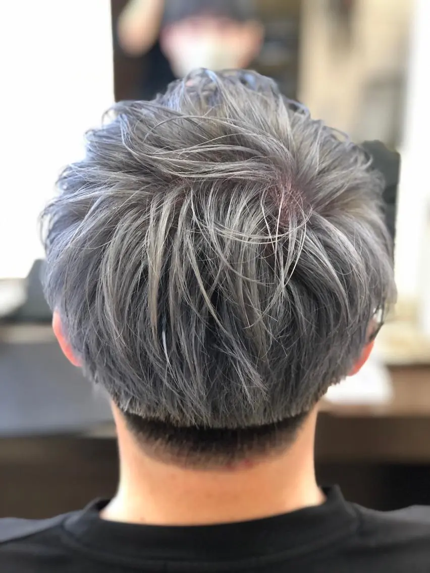 ショート カラー メンズ メンズブリーチ ブリーチ シルバー ヘアカラー 嶌田 沙紀のヘアスタイル