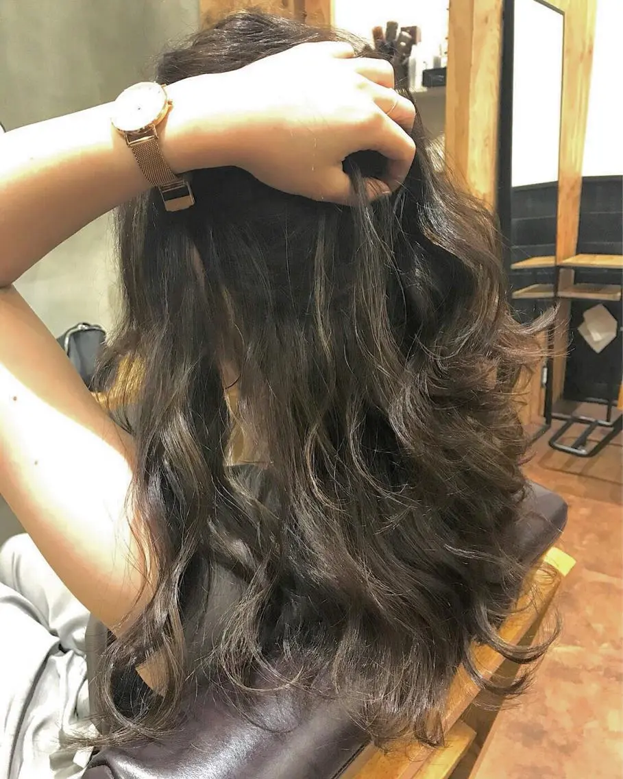 セミロング カラー ヘアアレンジ ベージュカラー ブラウンカラー ブラウンベージュ ハイライトカラー ハイライト 栗林 実莉のネイルデザイン