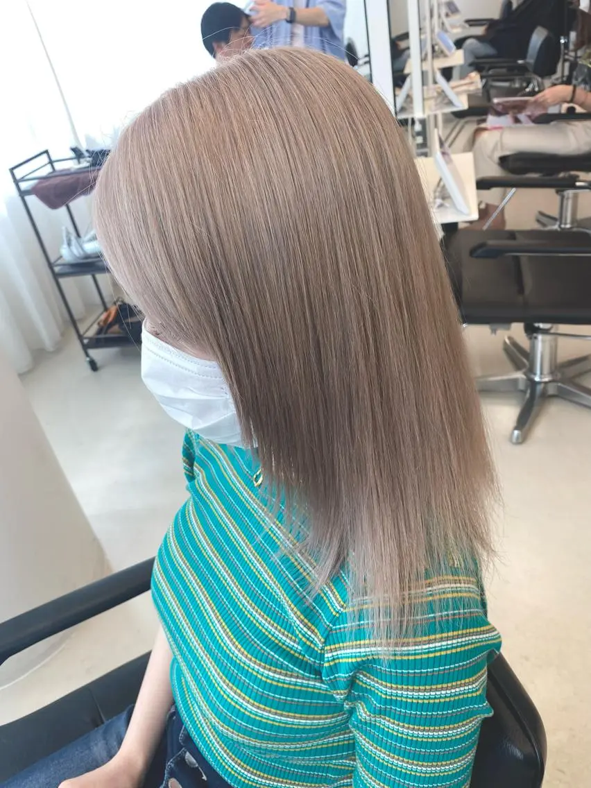 ミディアム カラー ヘアアレンジ ベージュカラー ブリーチ ホワイトベージュ 池袋/韓国レイヤー 💗🐇amiのヘアスタイル