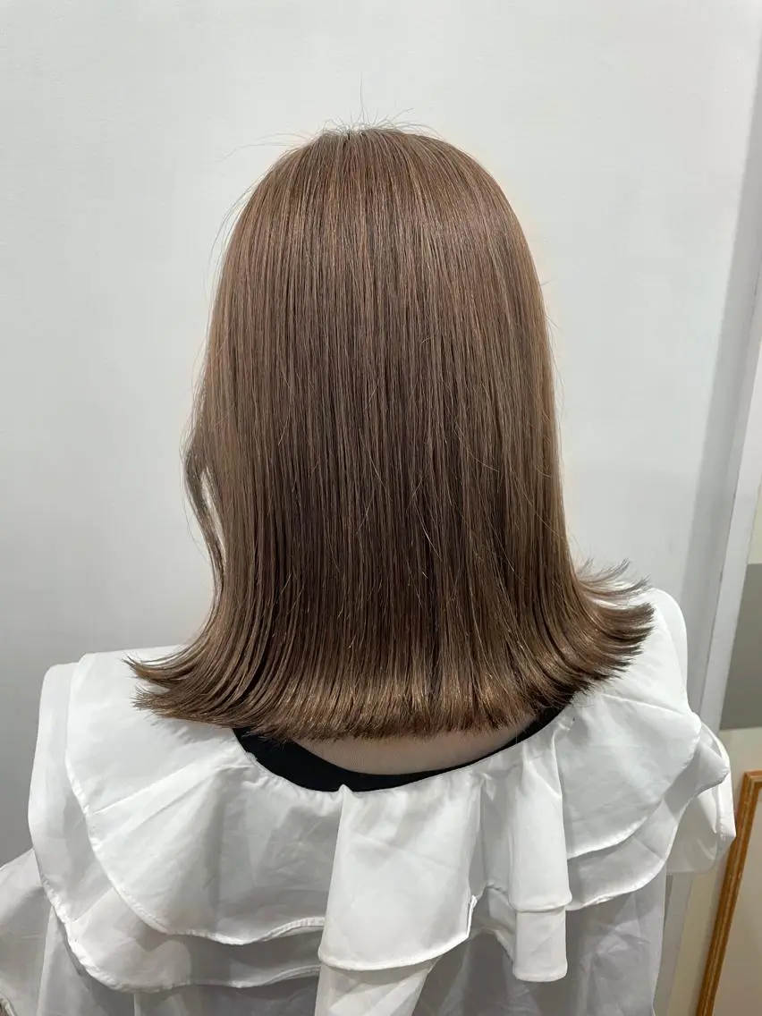 ミディアム カラー ぱつっとボブ/ 小野あかねのヘアスタイル
