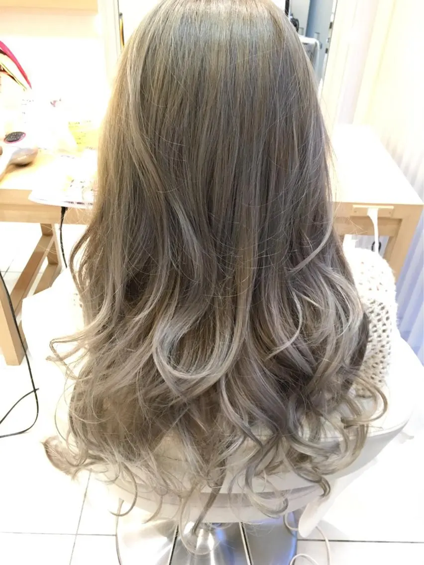 ロング カラー ブリーチ グラデーションカラー グレージュ ハイライトカラー ハイライト 小田原NO1 美容師 飯田飛翔のヘアスタイル