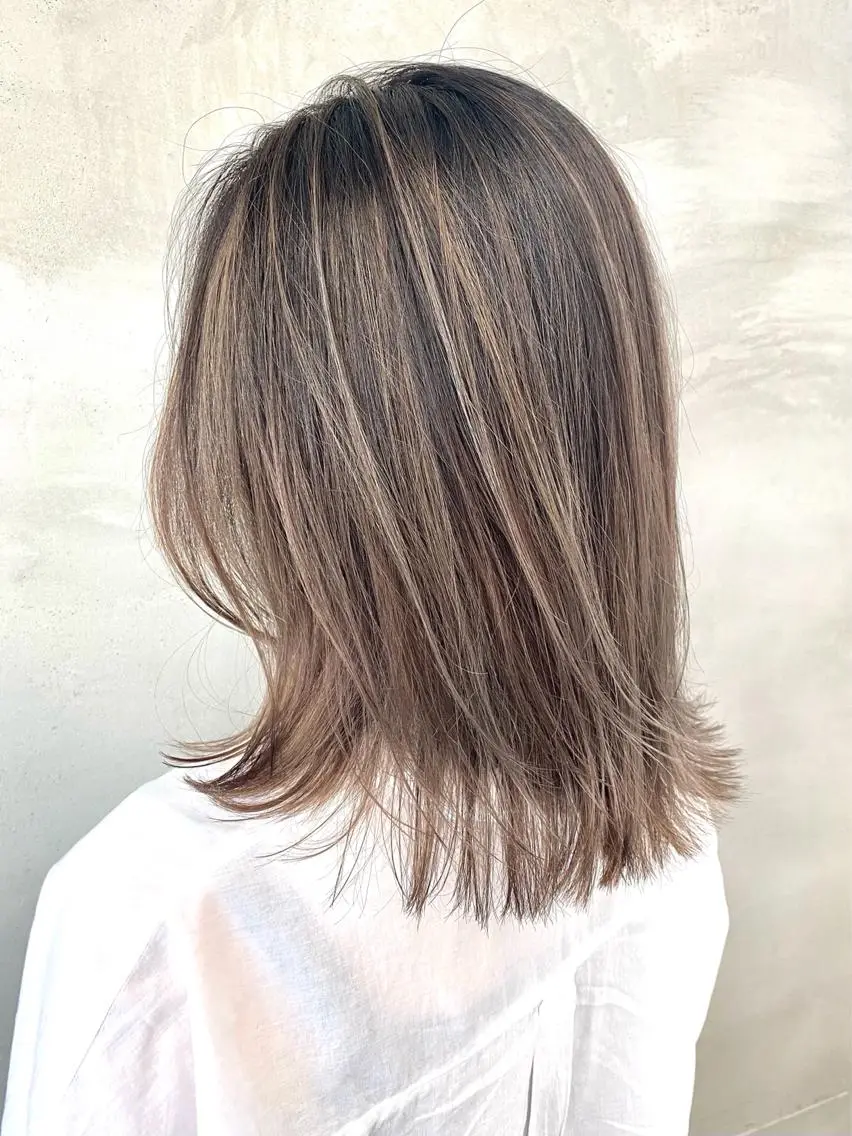 セミロング カラー バレイヤージュ ベージュカラー ハイライトカラー ミルクティーベージュ ハイライト カット ヘアカラー トリートメント 🫧透明感カラー🫧 OIKAWAのヘアスタイル