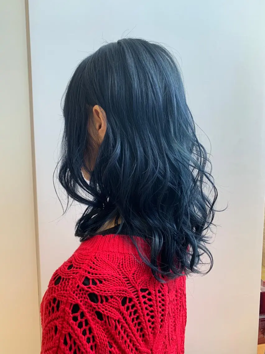 セミロング カラー ブリーチ ブルーカラー ケアブリーチ ネイビーカラー カット ヘアカラー トリートメント インナーエクステ渋谷 🦋KAJIのヘアスタイル