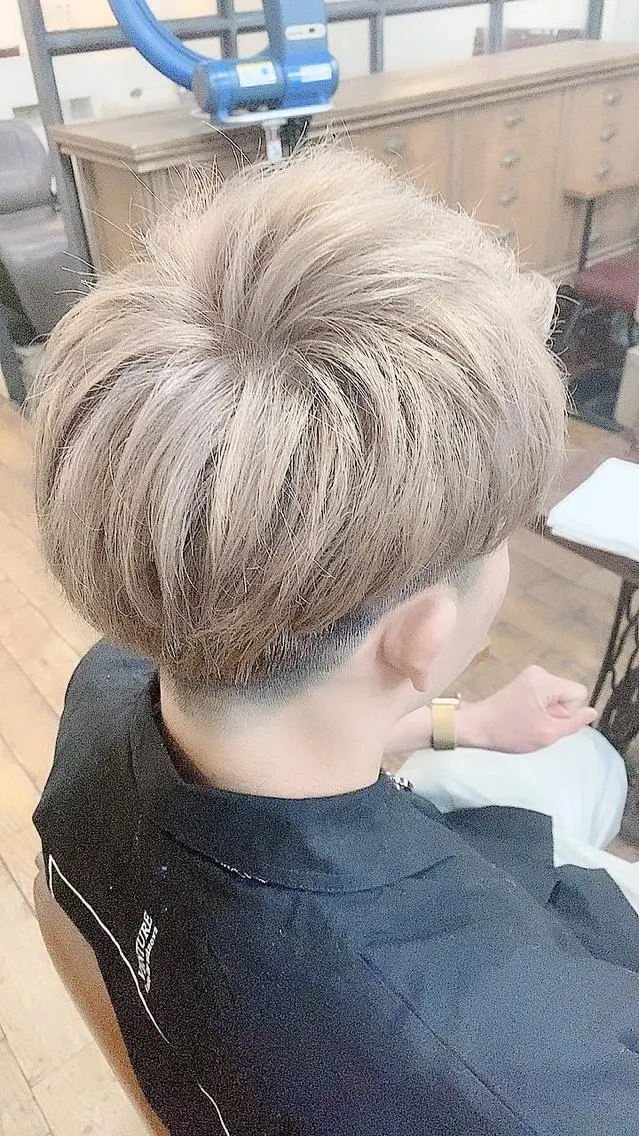 ショート カラー メンズ メンズブリーチ メンズハイトーン マッシュ ブリーチ 透明感カラー 國分 伸也のヘアスタイル