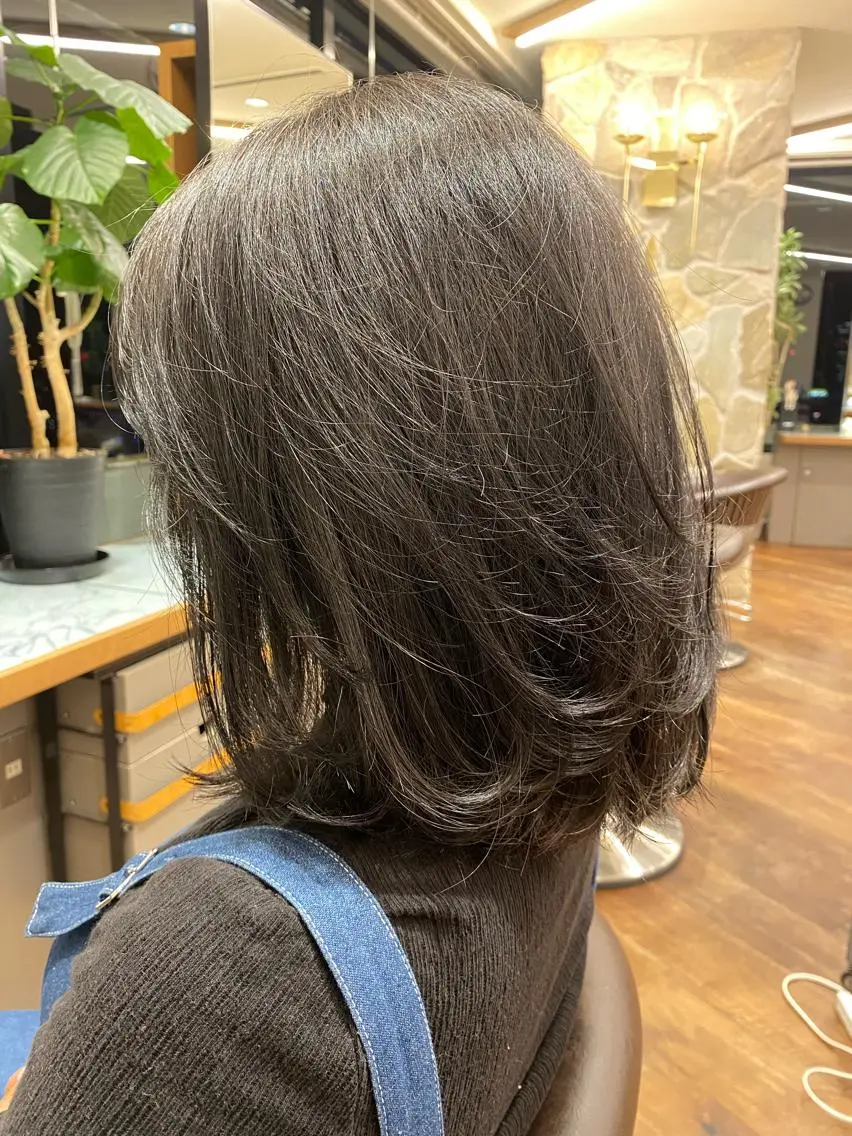 ミディアム カラー アッシュ ブリーチ ダークアッシュ ブリーチなしカラー レイヤー/グレージュ メンズパーマのヘアスタイル