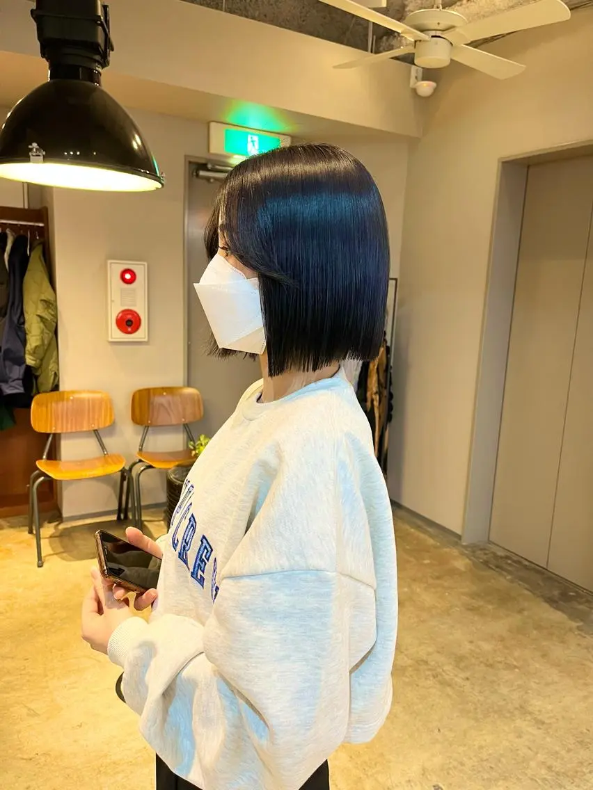 ミディアム カラー 黒髪 ブリーチ ブルーカラー ブルーブラック カット ヘアカラー トリートメント 🩷ハイトーン透明感 レイヤー🩷ユリカのヘアスタイル