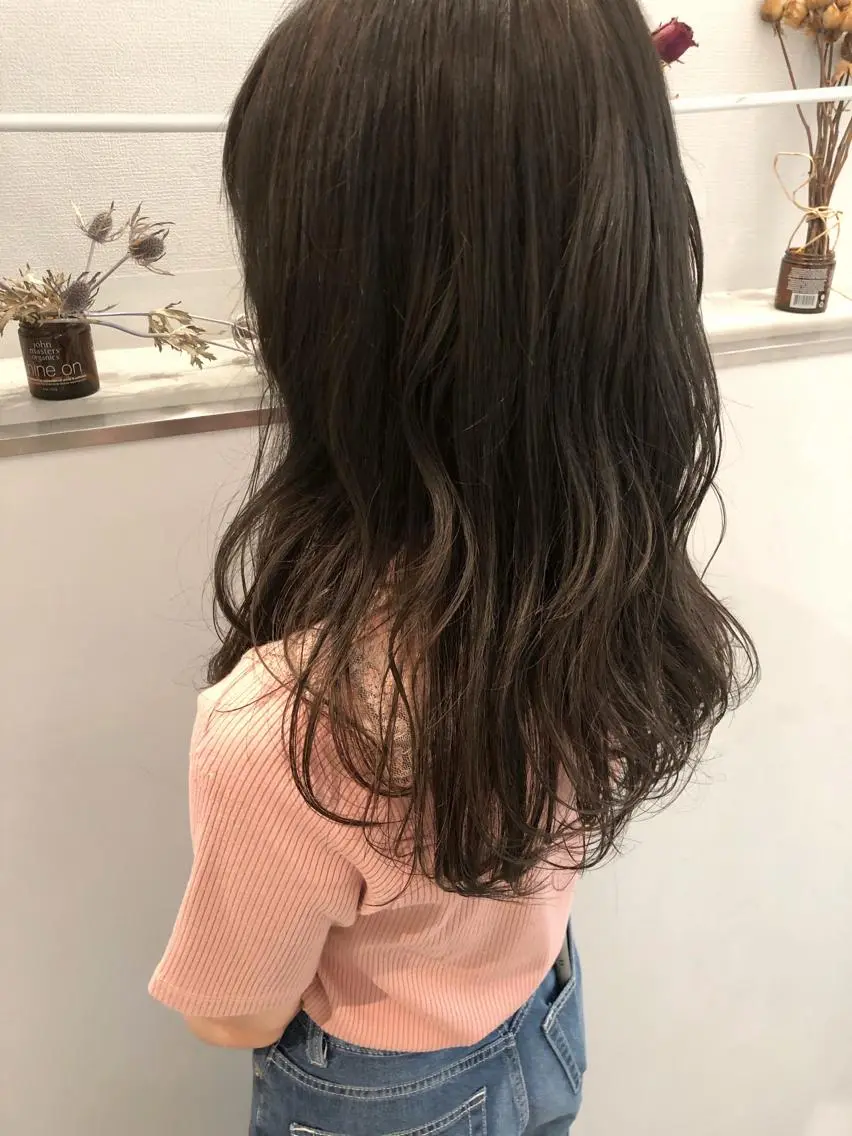 ロング カラー グレージュ カット ヘアカラー トリートメント 柏木 彩花のヘアスタイル