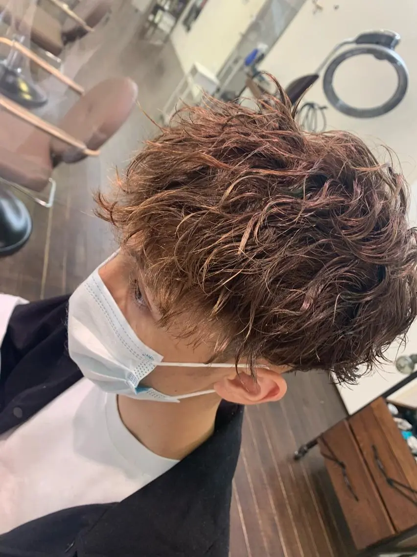 ミディアム パーマ メンズ ミディアムパーマ センターパート コンマヘア マッシュウルフ マッシュ 三矢 ちなつのヘアスタイル
