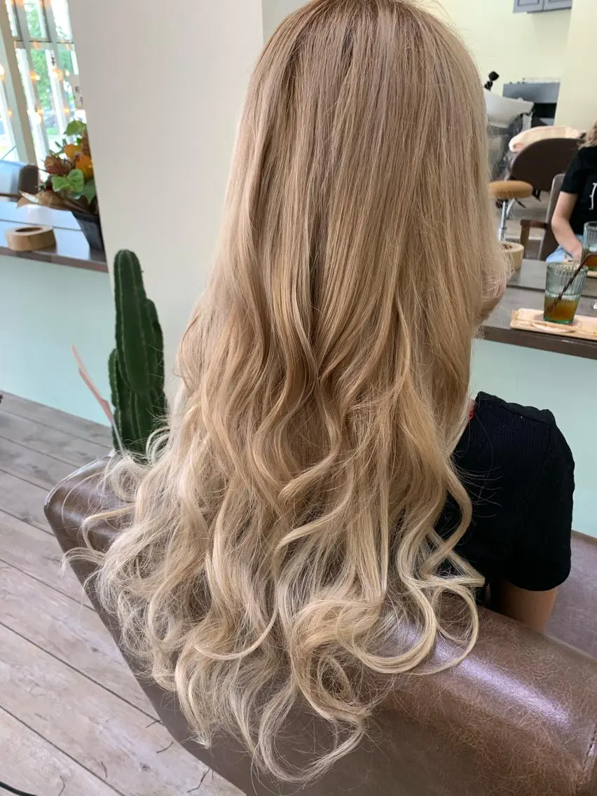 ロング カラー ベージュカラー ホワイトベージュ ヘアカラー エクステ WEST OLAND 安藤のヘアスタイル
