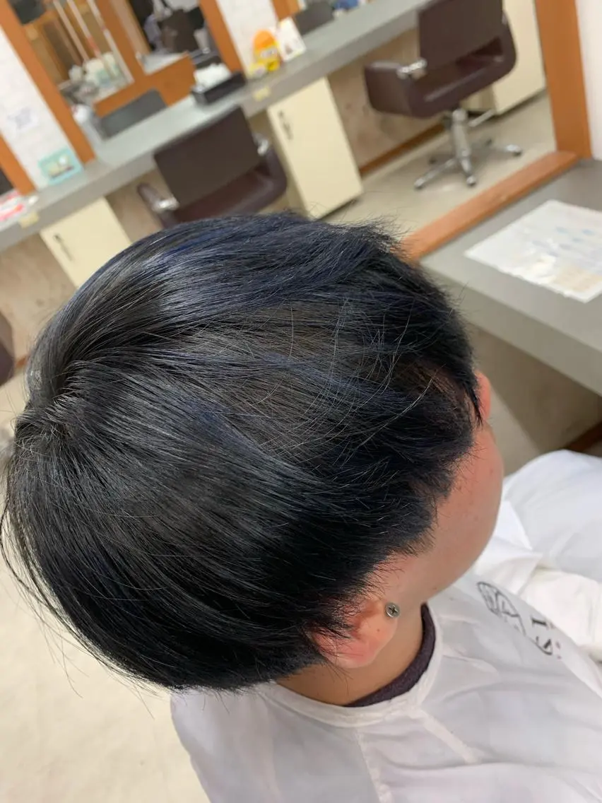 ショート カラー メンズ 黒髪 ブルーカラー ブルーブラック ブリーチカラー🫧 森　凪沙のヘアスタイル