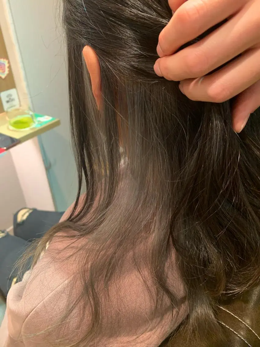 ロング カラー ブリーチ シルバー ツキダテ ユイのヘアスタイル