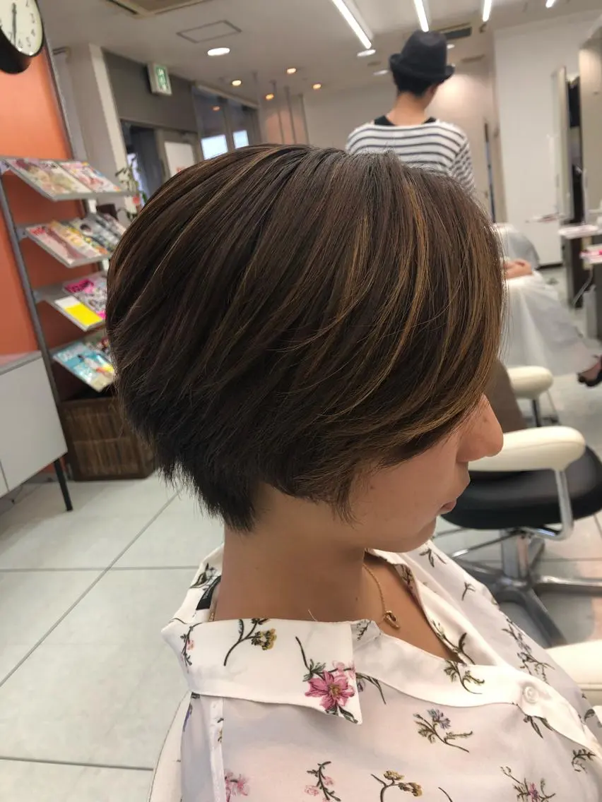 ショート 白髪ぼかしハイライト めさきすずなのヘアスタイル