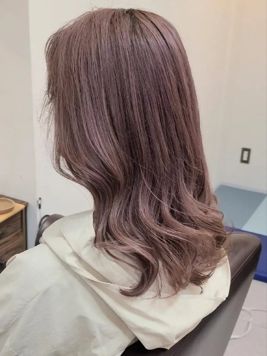 セミロング カラー ヘアカラー トリートメント ブリーチカラー🌈 嘉名 真樹のヘアスタイル