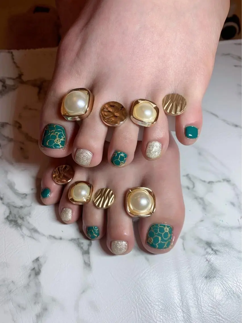 ネイル アニマル柄 アートネイル フットネイル グリーン ミラーネイル フットネイル x.1.0.nail ♡Cのネイルデザイン