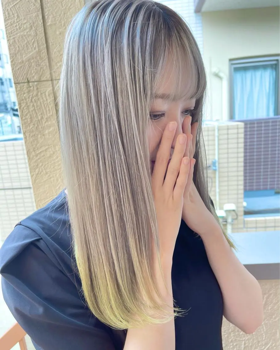 ロング イエローカラー トレンドパーマ 加藤菜月のヘアスタイル