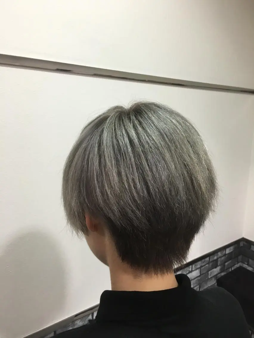 ショート カラー 岡部 裕真のヘアスタイル